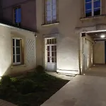 Au Loup Historic Aparthotel Bayeux