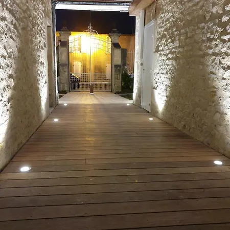 Au Loup Historic Aparthotel