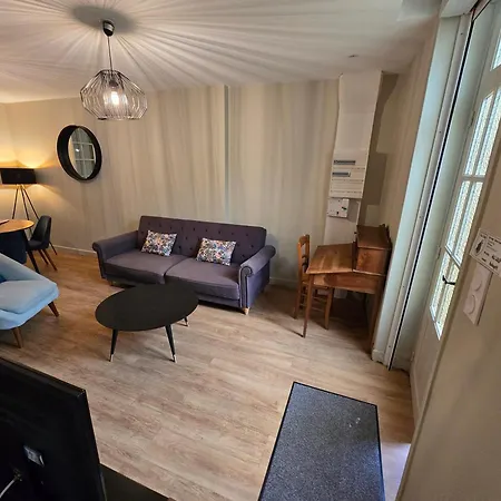 Au Loup Historic Aparthotel Bayeux