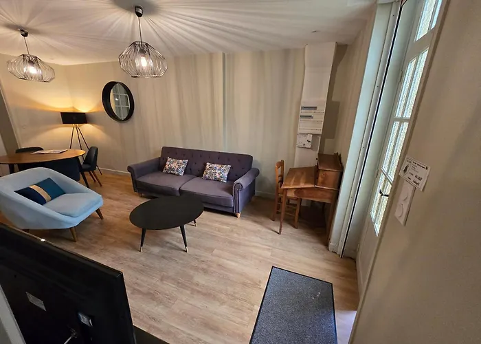 Au Loup Historic Aparthotel Bayeux